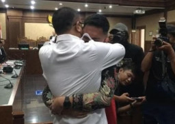 Bertemu di Ruang Sidang, Mario Dandy dan Rafael Alun Berpelukan dan Menangis