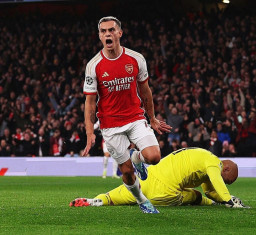 Kalahkan Sevilla, Arsenal di Puncak