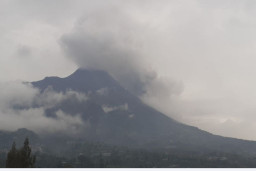 Merapi Muntahkan Awan Panas lagi