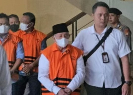 KPK Tahan Gubernur Maluku Utara Abdul Gani Kasuba