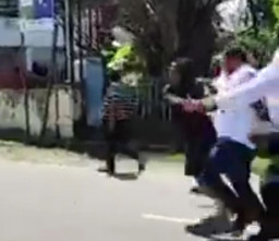 Arak-arakan Jenazah Lukas Enembe Rusuh, PJ Gubernur Papua Kena Lemparan Batu