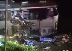 Bus Wisata Terguling, Tindih Pengendara Motor hingga Tewas
