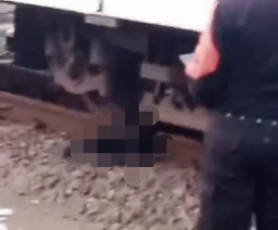 Begitu Kereta Melintas, Pria Tuna Wisma Ini Langsung Rebahan di Rel