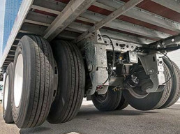 Boncengan Tiga Pakai Motor, Tewas Dilindas Truk