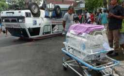 Terobos Lampu Merah, Ambulans Bawa Bayi Ditabrak Truk