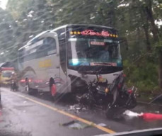Lawan Arah, Moge Tabrak Bus lalu Pengendaranya Tewas