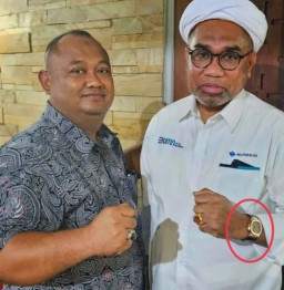 Ngabalin Pamer Jam Tangan Mewah Seharga Rp 2,5 Miliar
