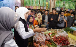 Khofifah Bersyukur Harga Stabil dan Stok Tercukupi hingga Lebaran