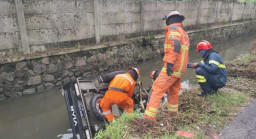Hindari Serempetan dengan Mobil di Jalan Sempit, Motor Roda 3 Nyungsep ke Sungai