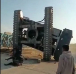 Crane Terjungkal Operator Dilarikan Rumah Sakt