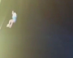 Pegangan Lepas, Pemain Akrobat Ini Jatuh dari Ketinggian 10 Meter dan Tewas