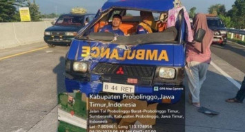 Ambulans Ditabrak Jeep,  Jenazah Terpental Keluar