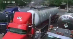 Cuci Truk Tangki, Hernandez Kesetrum hingga Tubuhnya Terbakar