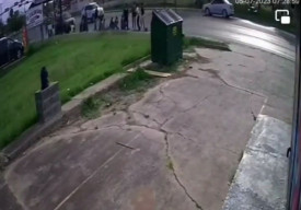 Asyik Menunggu di Halte Bus, Ditabrak Range Rover, 8 Tewas