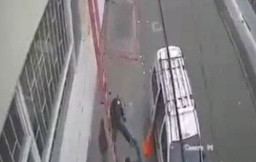 Kepergok Pemilik Rumah, Maling Jatuh dari Tangga hingga Nyaris Tewas