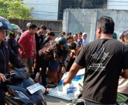 Tabrakan dengan Motor Lain, Jatuh ke Kanan lalu Dilindas Truk