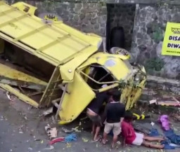 Truk Muat Sapi Seruduk Mobil dan 3 Motor, 1 Pemotor Tewas