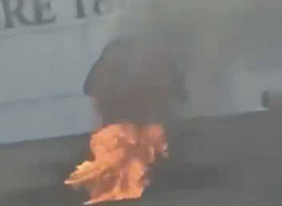 Usai Bagi-Bagi Uang, Pemuda Ini Bakar Diri hingga Tewas Terpanggang