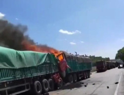 Tabrak dari Belakang, Sopir Ini Terjepit lalu Terbakar