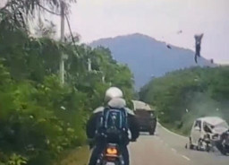 Melawan Arah, Motor Yamaha Ditabrak Mobil hingga Pengemudi Terlempar ke Atas