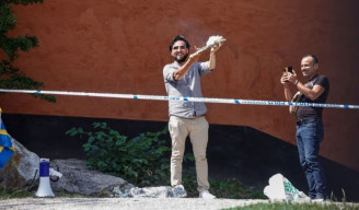 Pas Idul Adha, Dua Demonstran Bakar Alquran Depan Masjid di Swedia