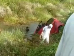 Mobil Merah Nyemplung Rawa, Posisi Terbalik