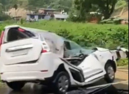 Mobil Tertimpa Longsoran Batu Besar, Dua Orang Tewas