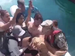 Asyik Menyelam, Kaki Turis Cantik Digigit Hiu