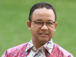 Erick Thohir Ributkan Rumput FIFA, Anies: Bukan Milik Saya