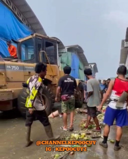 Sopir Diduga Ceroboh, Loader Pengeruk Sampah Lindas Kuli