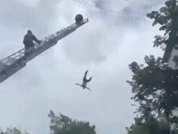 Mau Diselamatkan, Pria Ini Malah Menjatuhkan Diri hingga Tewas di Tempat