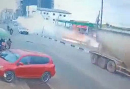 Pesawat Ringan Jatuh di Jalan Raya, Ajaib Tak Ada yang Tewas