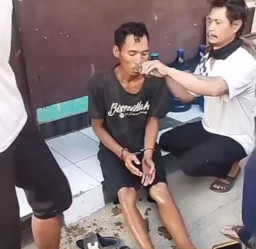 Usai Bacok Dua Orang, Dilah Ditangkap Warga Dekat Masjid
