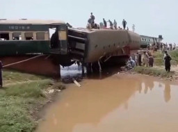 Kereta Tergelincir, 30 Penumpang Tewas