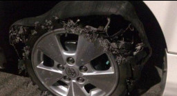 Diduga Pecah Ban, Minibus Tabrak Motor