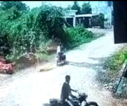 Ayah Tikam Putrinya Sendiri dengan Pedang, Lalu Mayatnya Diseret Pakai Motor