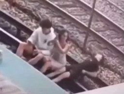 Duduk sambil Foto-fotoan di Rel KA, Sekelompok Remaja Ini Kesetrum