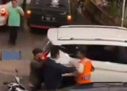 Pria Diduga Oknum TNI Terekam Kamera Pukul Jukir