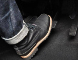 Diduga Rem Blong, Truk Tronton Tabrak 2 Motor, 1 Orang Tewas