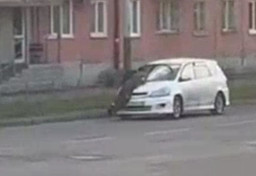 Suami Naik Kap Mobil, Istri Tak Peduli Tetap Ngegas Jalankan Mobil