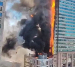 Gedung 26 Lantai Hangus Dilalap Api