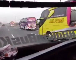 Ngontenin Bus  Ugal-ugalan, Avanza Malah Nubruk Truk Kontainer