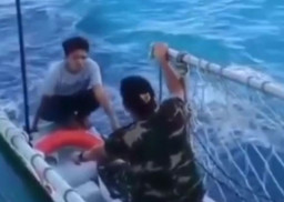 Viral, Penumpang Kapal Nekat Nyebur ke Laut