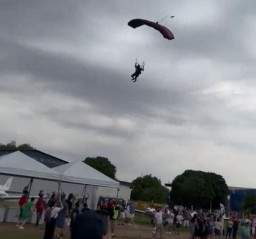 Mendarat di Keramaian, Penerjun Payung Tabrak 3 Orang, 1 Tewas