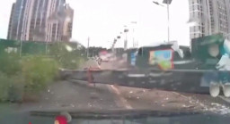 Wanita Kendarai Motor Listrik, Tertimpa Crane yang Roboh