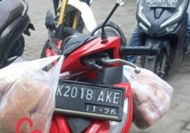 Gagal Menyalip, Pemotor tewas Terlindas Kontainer