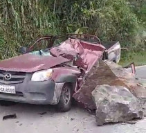 Batu Gunung Timpa Mercedes, Dua Penumpangnya Tewas