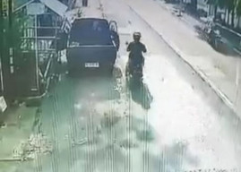 Pengendara Motor Tewas Diseruduk Truk usai Tabrak Pintu Mobil yang Dibuka Mendadak