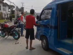 Ngebut, Motor Adu Banteng dengan Angkot