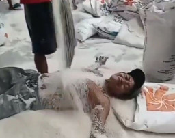 Viral Video Pria Mandi Beras di Gudang Bulog, Warga Khawatirkan Baunya